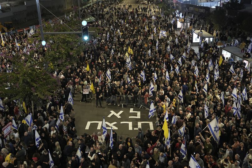 Des Israéliens protestent contre le gouvernement de Benjamin Netanyahu et demandent la libération des otages du Hamas, à Tel Aviv, en Israël, le samedi 7 décembre 2024.