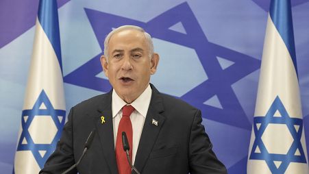 Il primo ministro israeliano Benjamin Netanyahu parla durante una conferenza stampa a Gerusalemme, lunedì 9 dicembre 2024.