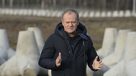 رئيس الوزراء البولندي دونالد توسك يتحدث إلى الصحفيين في بولندا خلال زيارة إلى الحدود البولندية مع روسيا 30 تشرين الثاني نوفمبر 2024