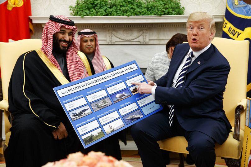 يعرض الرئيس دونالد ترامب رسمًا بيانيًا يسلط الضوء على مبيعات الأسلحة إلى المملكة العربية السعودية خلال اجتماع مع ولي العهد السعودي الأمير محمد بن سلمان في المكتب البيضاوي بالب