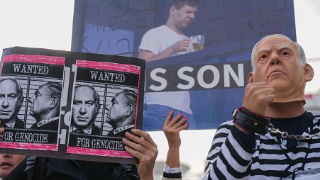 متظاهرون ضد رئيس الوزراء بنيامين نتنياهو خارج المحكمة في تل أبيب الثلاثاء 10 ديسمبر 2024