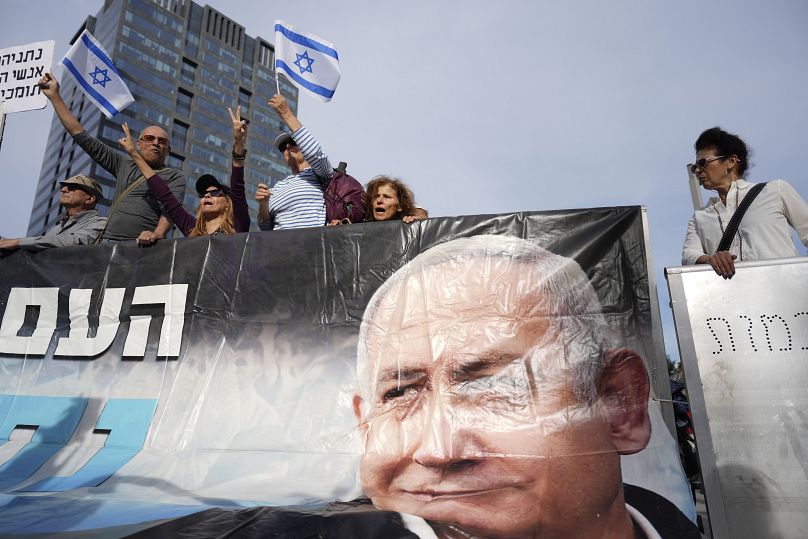 مؤيدو رئيس الوزراء الإسرائيلي بنيامين نتنياهو يتجمعون خارج محكمة في تل أبيب، إسرائيل، الثلاثاء، 10 ديسمبر 2024
