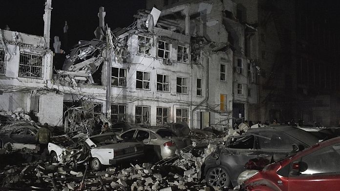 Ucraina, attacco russo a Zaporizhzhia: due donne tirate fuori dalle macerie