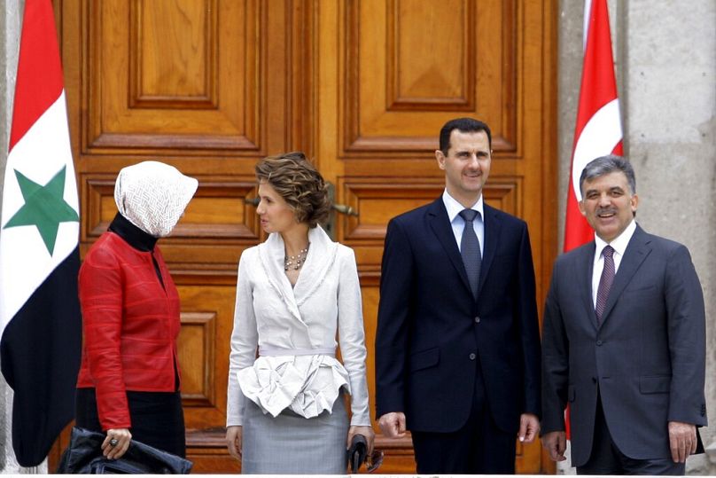 الرئيس التركي عبد الله غول ونظيره السوري بشار الأسد وزوجتيهما في شرفة قصر جيراغان قبل اجتماع باسطنبول، تركيا، السبت 8 أيار/مايو ، 2010. 