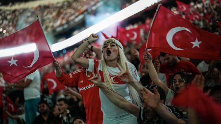 2024 年 7 月 6 日星期六在德國柏林，土耳其球迷在觀看土耳其隊與荷蘭隊之間的 2024 年歐洲盃四分之一決賽時慶祝首個進球。