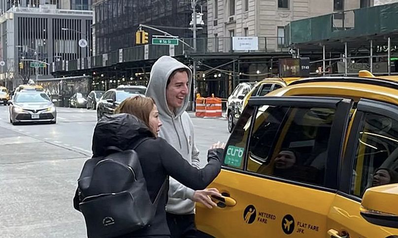 Eylem Tok ve oğlu Timur Cihantimur taksiye biniyor, ABD.