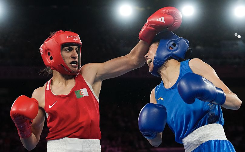 Cezayirli Imane Khelif (solda), 9 Ağustos 2024 Cuma günü Paris'te düzenlenen 2024 Yaz Olimpiyatları'nda kadınlar 66 kg final boks maçında Çinli Yang Liu ile müsabaka ediyor.