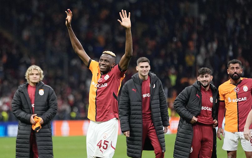 Galatasaraylı Victor Osimhen, 7 Kasım'da Ali Sami Yen Stadyumu'nda Galatasaray ile Tottenham Hotspur arasında oynanan Avrupa Ligi açılış maçının ardından sevinç yaşıyor.