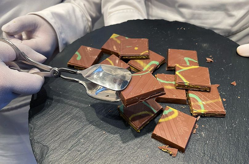 14 Kasım 2024 Perşembe günü Almanya'nın Aachen kentindeki bir Lindt mağazasında sınırlı sayıda çikolatanın satışı sırasında müşterilere "Dubai Çikolatası" ikram ediliyor.