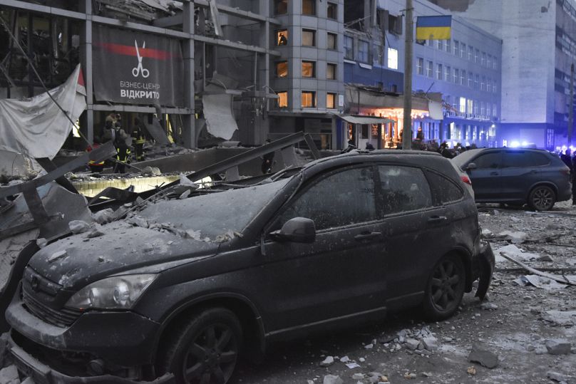 I danni intorno a una clinica medica privata colpita da un missile russo a Zaporizhzhia, Ucraina, 10 dicembre 2024