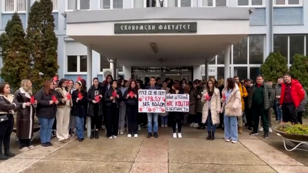 Serbian students block access to universities