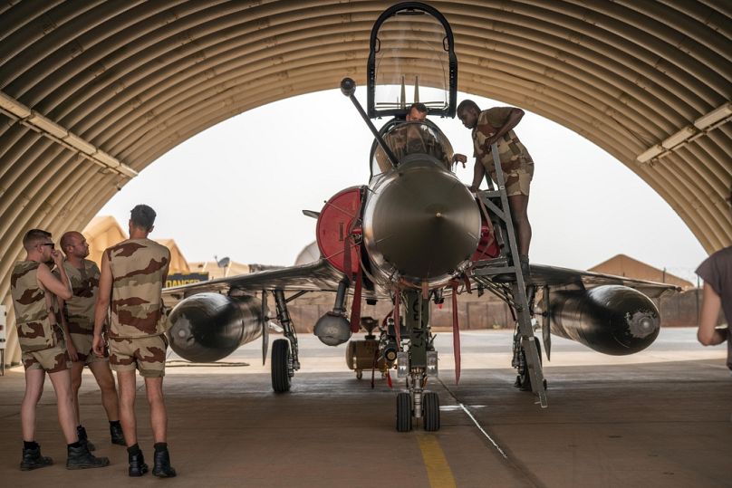  ميكانيكيون من القوات الجوية الفرنسية يقومون بصيانة طائرة ميراج 2000 في قاعدة نيامي بالنيجر في 5 يونيو 2021. 