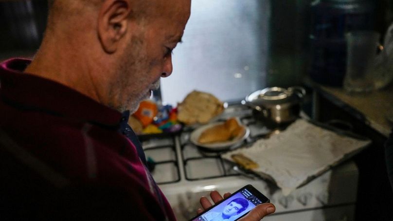 سهیل به تصویر جوانی‌اش می‌نگرد 