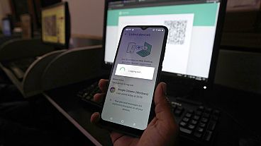 這張庫存圖片顯示了一個人試圖將 WhatsApp 轉移到他們的筆記型電腦，2024 年 8 月 19 日