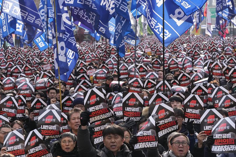 Des manifestants demandent la destitution du président sud-coréen Yoon Suk Yeol à Séoul, en Corée du Sud, le jeudi 12 décembre 2024.