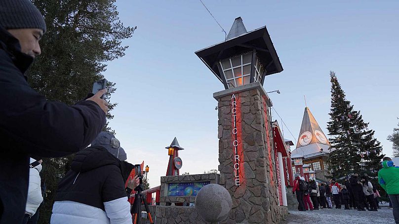 Turistler, Rovaniemi kentinde yer alan Noel Baba Köyü'nde fotoğraf çekiyor, 4 Aralık 2024.