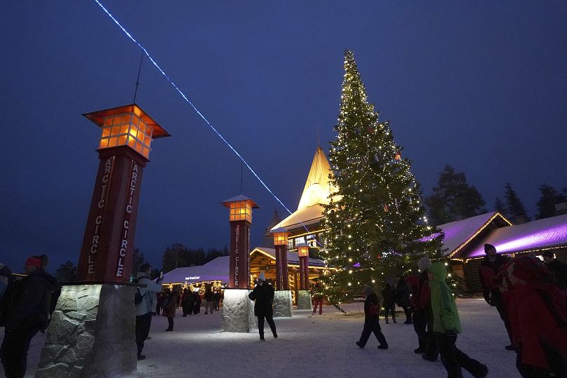 Turistler, Rovaniemi kentinde, kış temalı bir eğlence mekanı olan Santa Claus Village'da, 4 Aralık 2024.