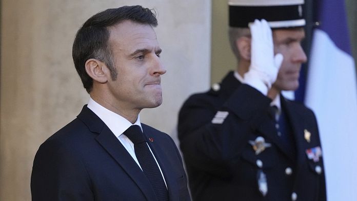 Francia: Macron rientra prima da Varsavia per annunciare il prossimo premier francese