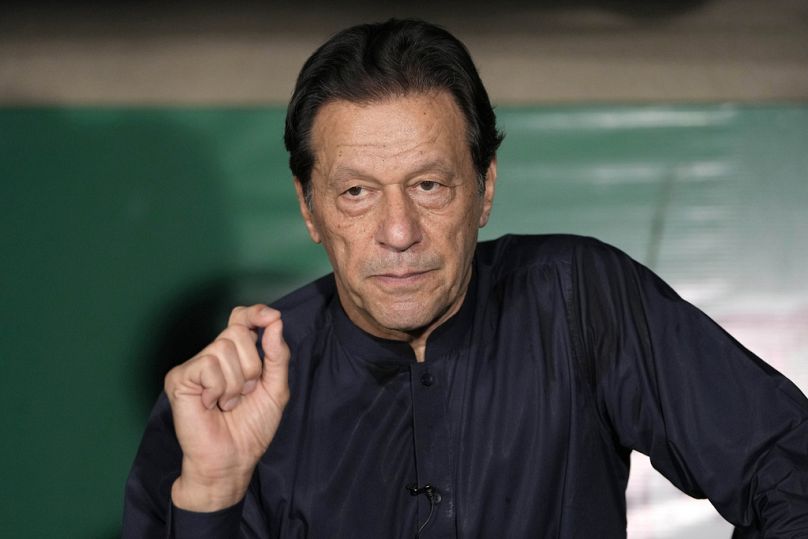 L'ex primo ministro pakistano Imran Khan tiene una conferenza stampa a casa sua, Lahore, Pakistan, 18 maggio 2023