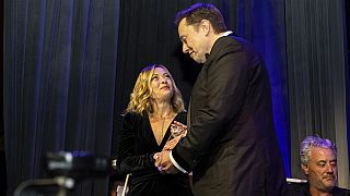 Elon Musk, Ceo di Tesla, consegna un premio alla premier italiana Giorgia Meloni durante la cena dei Global Citizen Awards, 23 settembre 2024, New York