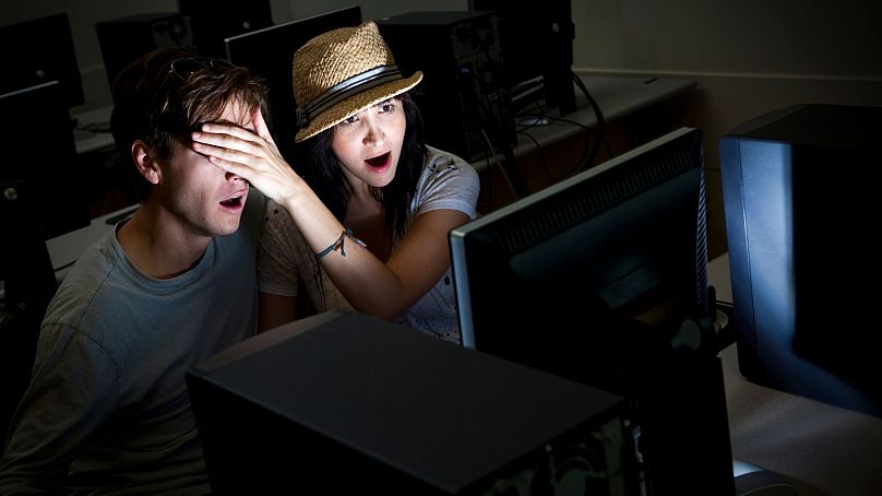 کارشناسان می‌گویند والدین باید با نوجوانان خود گفتگویی صریح و صمیمی داشته باشند 