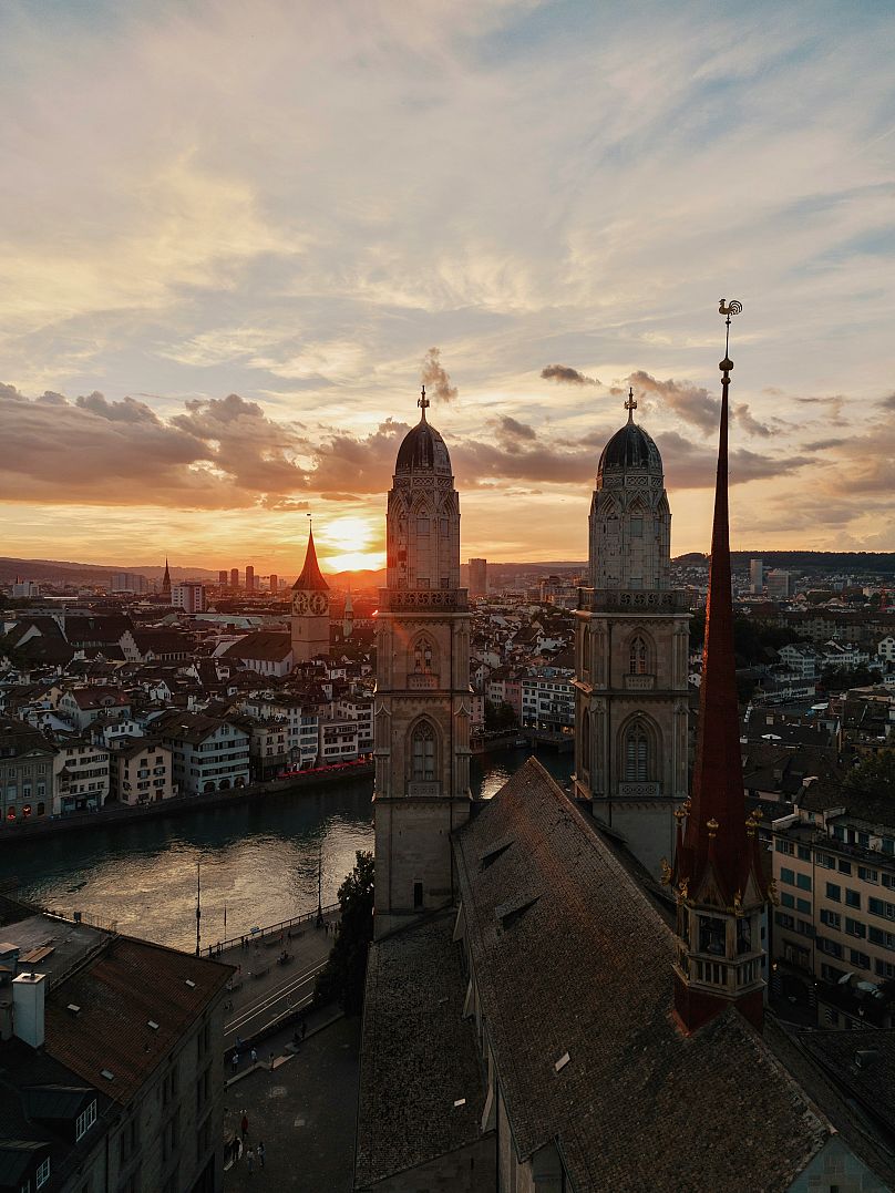 Una puesta de sol en el centro histórico de Zúrich