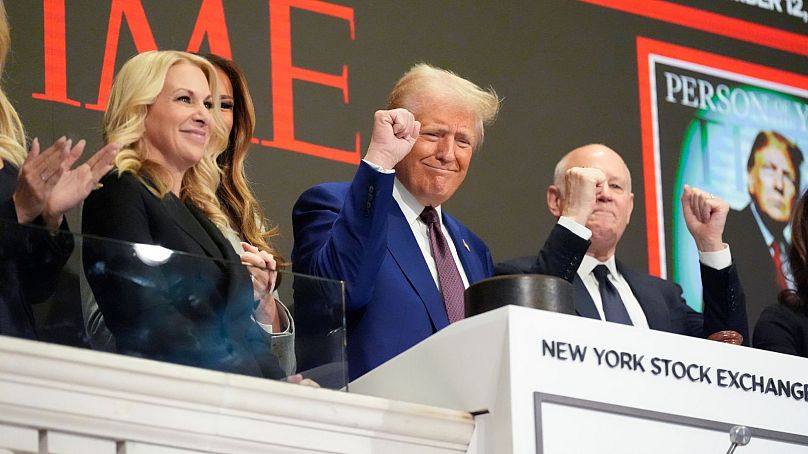 El presidente electo Donald Trump gesticula tras tocar la campana de apertura en la Bolsa de Nueva York - Jueves 12 de diciembre de 2024