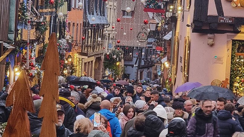 La folla di turisti a Natale a Riquewihr