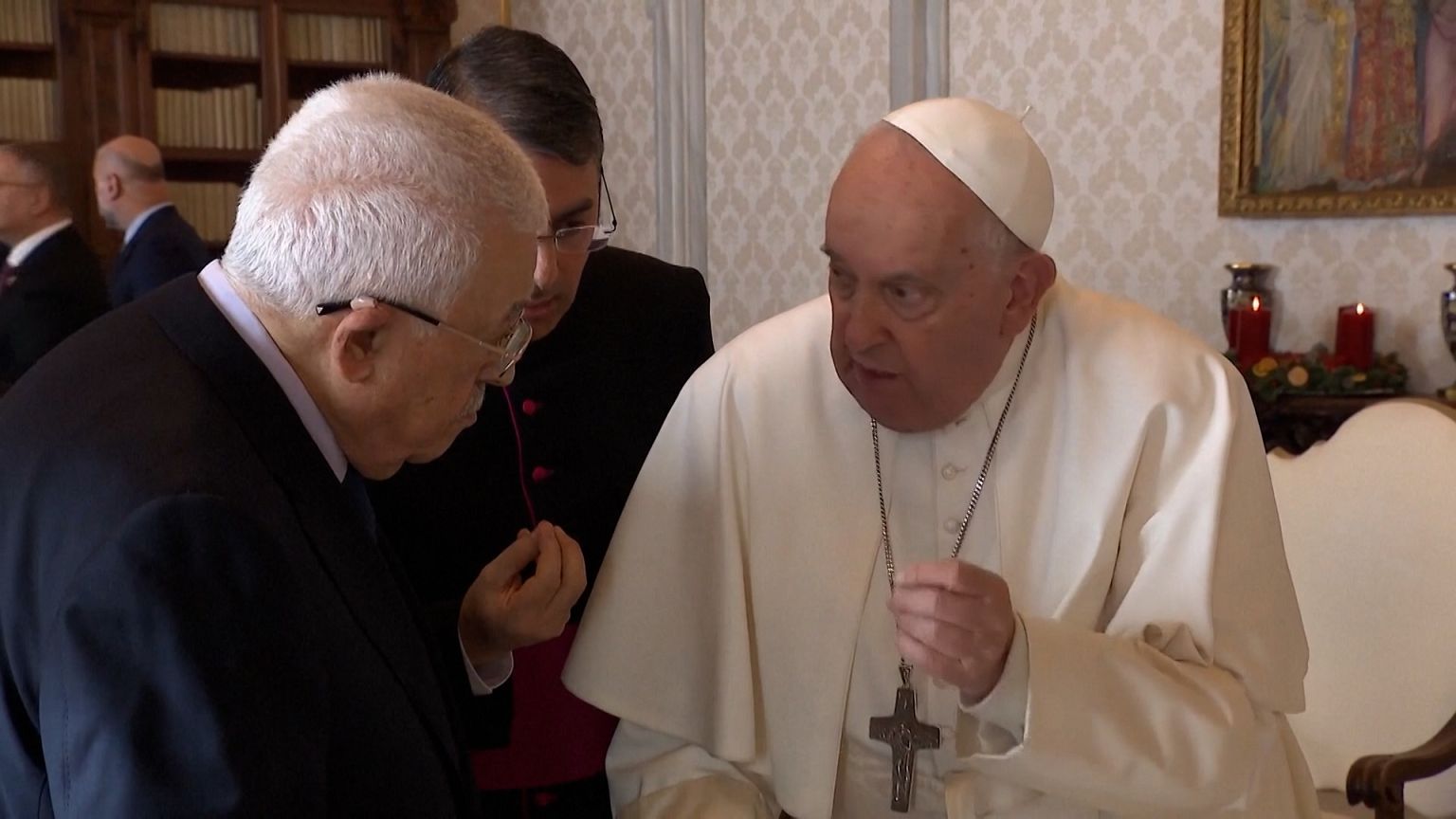 Francisco y Abbas hablan durante la reunión