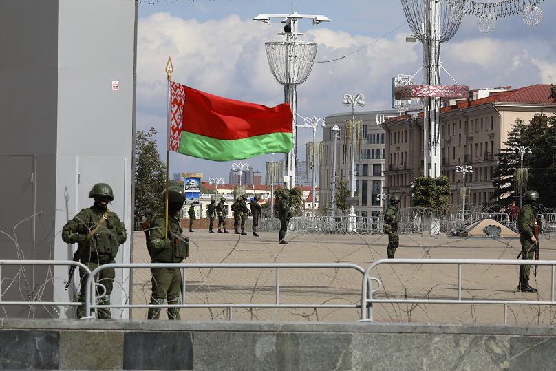 Tropas militares bielorrusas vigilando en Minsk (ARCHIVO) 2020