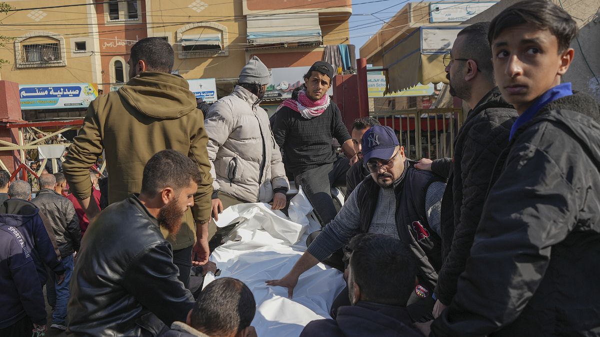 عشرات القتلى في قصف مكثف على النصيرات وإسرائيل تخطط للبقاء في جبل الشيخ وكيربي يرى فرصة لعقد صفقة