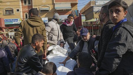 Οι σοροί των θυμάτων αμάχων από την ολονύκτια ισραηλινή αεροπορική επιδρομή στον προσφυγικό καταυλισμό Nuseirat φτάνουν στο νοσοκομείο των Μαρτύρων του Αλ Άκσα στη Ντέιρ αλ Μπαλάχ, 12 Δεκεμβρίου 2024.