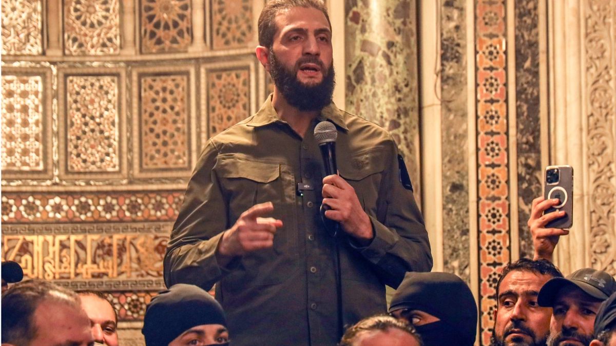 الجولاني يدعو السوريين للنزول للميادين احتفالا بانتصار الثورة
