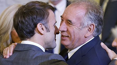 Präsident Emmanuel Macron umarmt seinen engsten Vertraueten, den Zentrumspolitiker François Bayrou