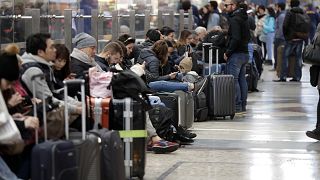 Viaggiatori in attesa alla stazione Centrale di Milano