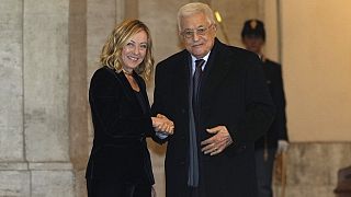 La premier italiana Giorgia Meloni, a sinistra, incontra il presidente palestinese Mahmoud Abbas a Palazzo Chigi a Roma, 13 dicembre 2024