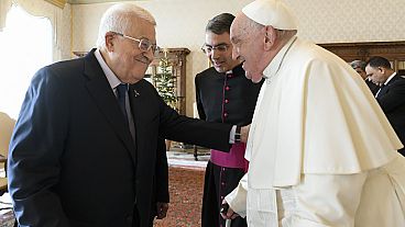 El Papa y Abbas en el interior del Vaticano