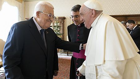 El Papa y Abbas en el interior del Vaticano