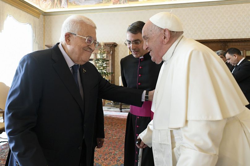 Il leader palestinese Mahmoud Abbas, a sinistra, incontra Papa Francesco in Vaticano, 12 dicembre 2024