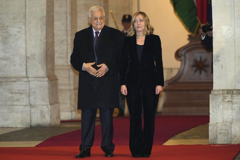 La premier italiana Giorgia Meloni, a destra, incontra il presidente palestinese Mahmoud Abbas a Palazzo Chigi a Roma, 13 dicembre 2024