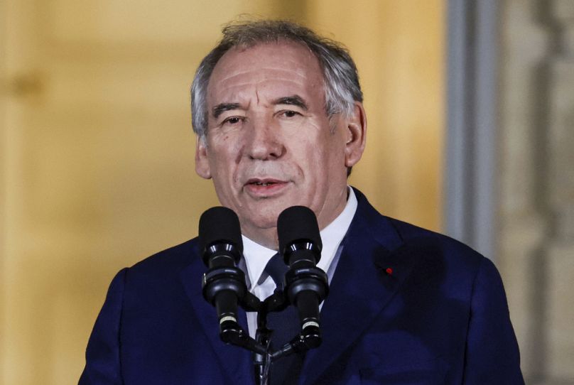 Il nuovo primo ministro francese Francois Bayrou parla dopo la cerimonia di consegna all'Hotel Matignon, residenza del primo ministro, Parigi, 13 dicembre 2024