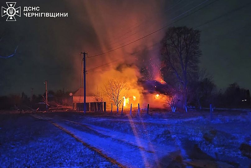 Brennende Gebäude nach einem russischen Drohnenangriff in der Region Tschernihiw, 13. Dezember 2024.