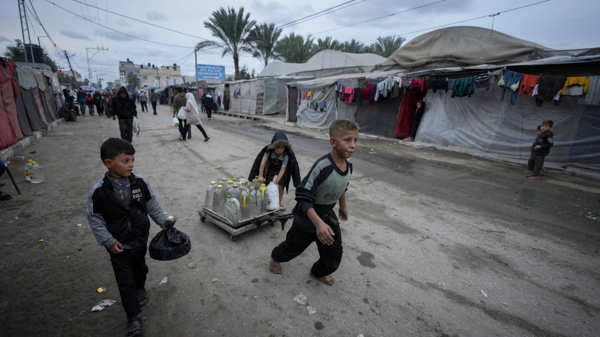 قصف متواصل على القطاع والقسام في مقطع مصور: "نتنياهو وهاليفي يسعيان للتخلص من أسراهم بكل السبل"