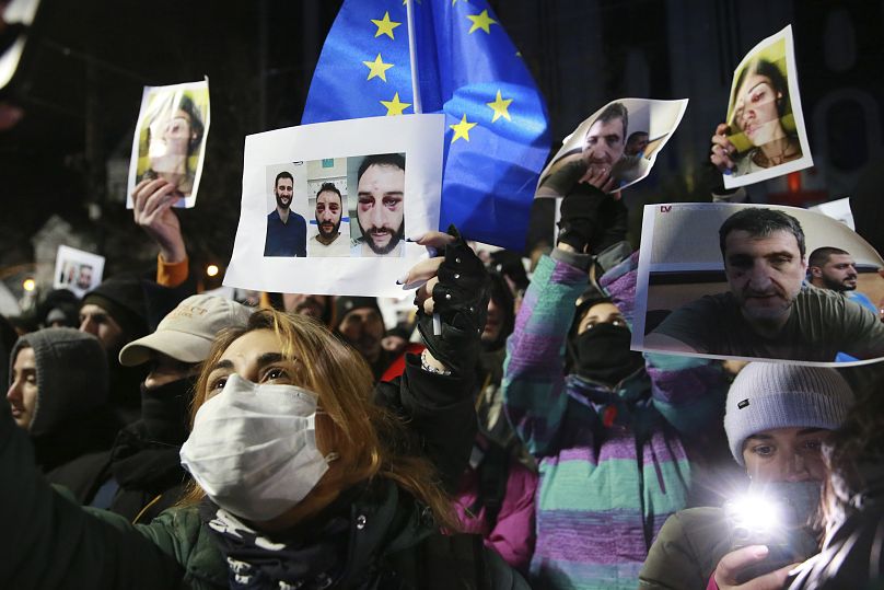 Manifestantes fuera del Parlamento en Tiflis, 14 de diciembre de 2024