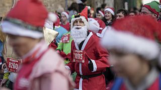 Un babbo natale alla "Christmas Corrida Race" per le strade di Issy Les Moulineaux, fuori Parigi, Francia, 15 dicembre 2024