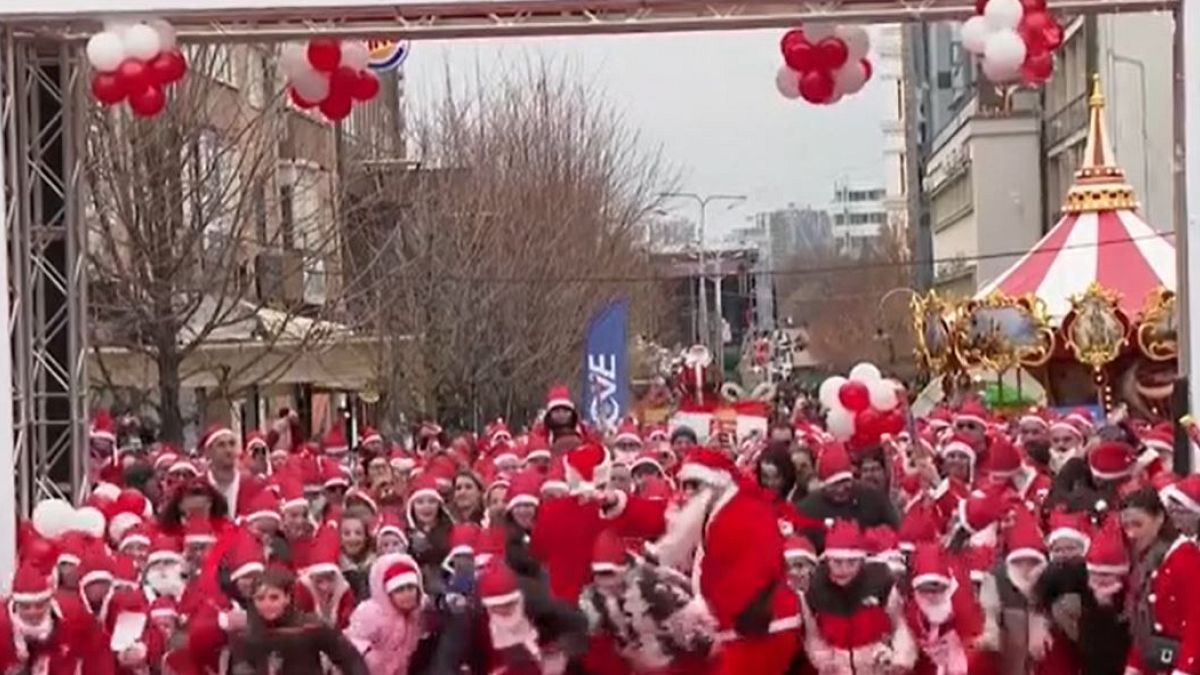 سباقات "سانتا" تجوب باريس وبريشتينا وبودابست.. أجواء احتفالية ومشاهد مبهجة في موسم الأعياد