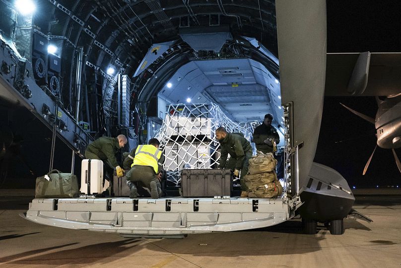 Soldados franceses cargan ayuda para la isla de Mayotte en un avión en Orleans, el 14 de diciembre de 2024