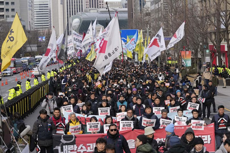 Des manifestants se dirigent vers le bureau présidentiel pour demander la destitution de Yoon Suk Yeol à Séoul, en Corée du Sud, le jeudi 12 décembre 2024.
