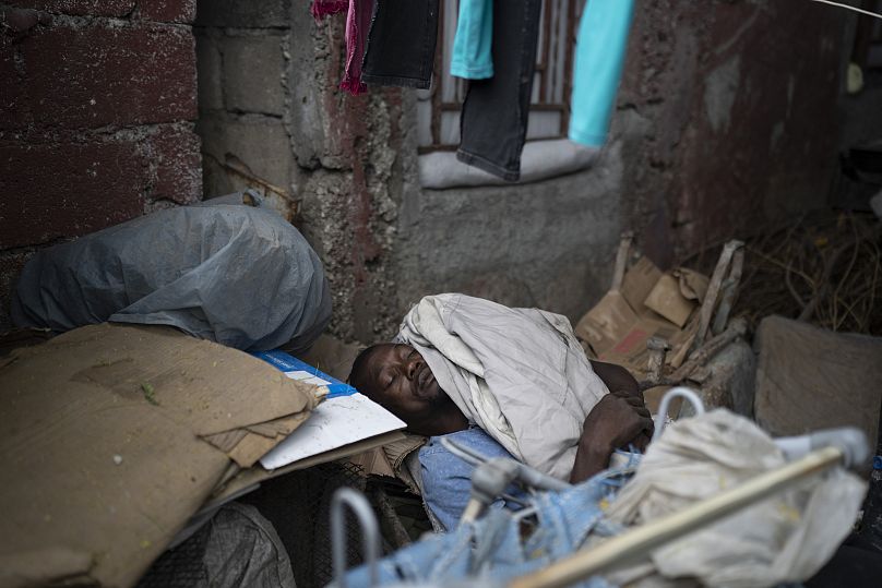 À Port-au-Prince, près de 200 personnes déplacées par la violence des gangs, dont un homme dormant dans sa cour, se sont réfugiées chez Jean-Kere Almicar et dans les environs.