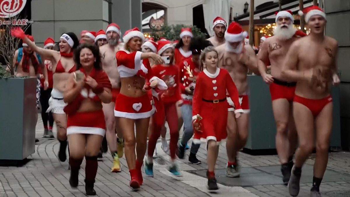 Christmas runners brave cold in Budapest in Santa hats and swimwear